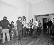 855705 Afbeelding van burgemeester H.J.L. Vonhoff in gesprek met leden van vermoedelijk een Joegoslavische muziekgroep ...